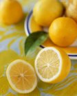 Limón fresco en rodajas - foto de stock