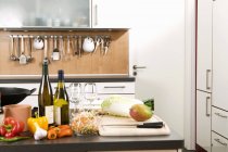 Различные ингредиенты на рабочей поверхности на кухне — стоковое фото