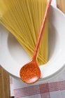 Spaghetti mit Kochlöffel — Stockfoto