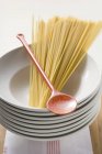 Espaguete com colher de cozinha — Fotografia de Stock