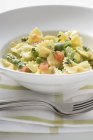 Farfalle with asparagus and tomatoes — Stock Photo