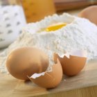 Яйце в курган борошна — стокове фото