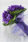 Primo piano vista di mazzo di violette con arco viola — Foto stock