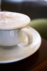 Tasse de cappuccino avec mousse — Photo de stock