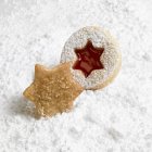 Cinnamon star and Linzer biscuit — Stock Photo