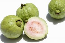 Frische Guaven mit der Hälfte — Stockfoto