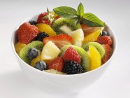 Ensalada de frutas en tazón - foto de stock