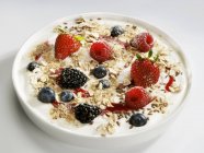 Yogurt with berries and rolled oats — Stock Photo