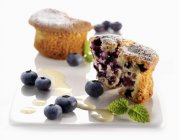 Muffin coupé en deux aux bleuets sur assiette — Photo de stock