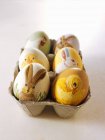 Oeufs de Pâques peints avec des motifs animaux — Photo de stock