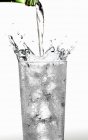 Versando acqua nel vetro — Foto stock