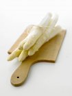 White asparagus on chopping board — Stock Photo