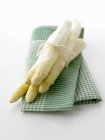 White asparagus on cloth — Stock Photo
