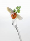 Asparagi bianchi sulla forchetta — Foto stock