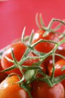 Tomates cherry maduros frescos - foto de stock