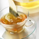 Sortir le sachet de thé de la tasse — Photo de stock