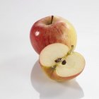 Mitad y manzana entera - foto de stock