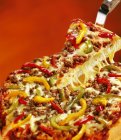 Pizza mit Rindfleisch und Pfeffer — Stockfoto