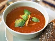 Sopa de tomate con crema - foto de stock