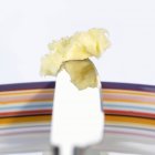 Vista close-up de manteiga macia na lâmina de faca — Fotografia de Stock
