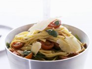 Spaghetti with tomatoes and Parmesan — Stock Photo
