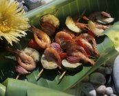 Crevettes brochées sur les feuilles — Photo de stock