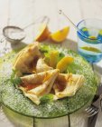 Primo piano vista di Crepes Suzette con erbe e glassa sul piatto — Foto stock