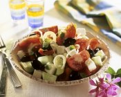 Греческий салат на тарелке — стоковое фото