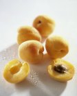 Свежие спелые абрикосы — стоковое фото