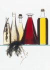 Vista de primer plano de varios tipos de aceite y vinagre - foto de stock
