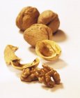 Оболочки и необработанные грецкие орехи — стоковое фото