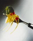 Espaguetis y verduras en tenedor - foto de stock