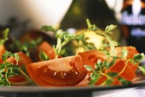 Томатний салат на тарілці з розмитим фоном — стокове фото