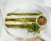 Asparagus spears with lime vinaigrette — Stock Photo