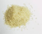 Brauner Reis verschüttet — Stockfoto