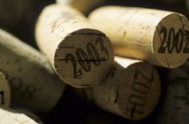 Vue rapprochée des bouchons de vin avec des marquages d'années — Photo de stock