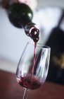 Derramando vinho tinto em vidro — Fotografia de Stock