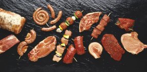 Сырое мясо и колбасы — стоковое фото