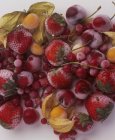 Замороженные ягоды в куче — стоковое фото