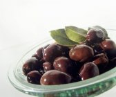 Marinierte schwarze Oliven — Stockfoto