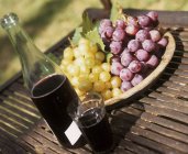 Red grape juice and grapes — Stock Photo