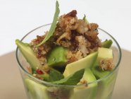 Avocado with fried bacon in glass bowl — Stock Photo