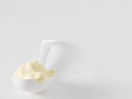 Vista de close-up de nata em uma colher branca — Fotografia de Stock