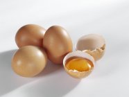 Целые яйца и разбитые — стоковое фото