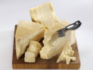 Parmesão com faca de queijo — Fotografia de Stock