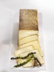 Gepfefferter Käse auf Platte — Stockfoto