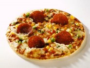 Pizza de salame com milho doce e legumes — Fotografia de Stock