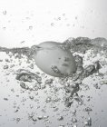 Primer plano vista lateral de un huevo hirviendo - foto de stock
