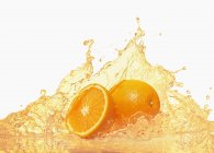 Arance con succo d'arancia spruzzante — Foto stock
