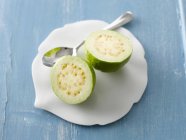 Halbierte Guave mit Löffel — Stockfoto